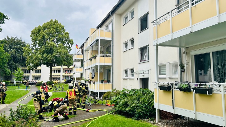 FW-HAAN: Kellerbrand in Mehrparteienhaus - Hund gerettet, mehrere Personen durch Rauchgase verletzt