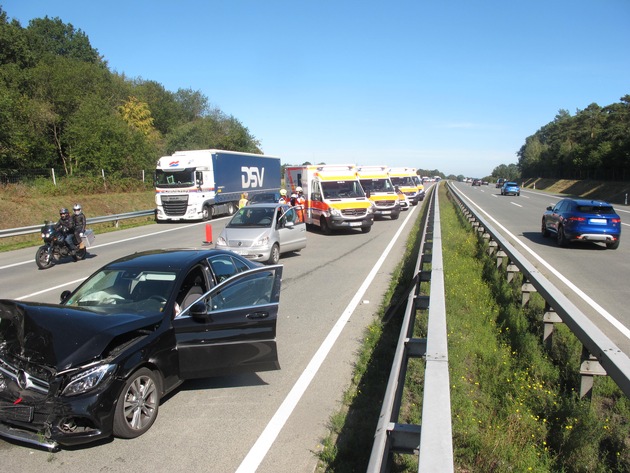 POL-ROW: Verkehrsunfall auf der BAB 1 Rtg. Bremen vor der dortigen neuen Baustelle - Auffahrunfall mit 4 Verletzten -