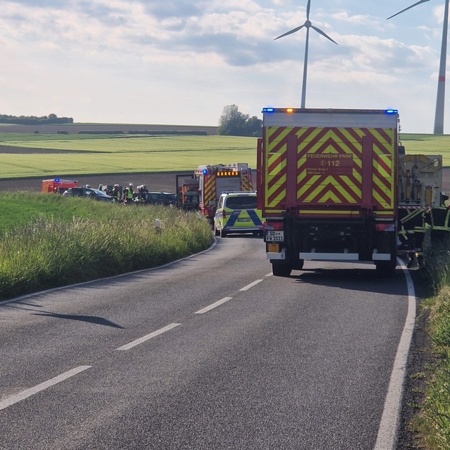 FW Ense: Frontalkollision zweier PKW zwischen Ense-Bremen und Waltringen