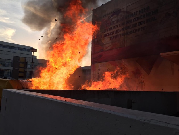 FW-F: Frankfurt: Am Campus Bockenheim brennen 20 Tonnen gebrauchter Bücher