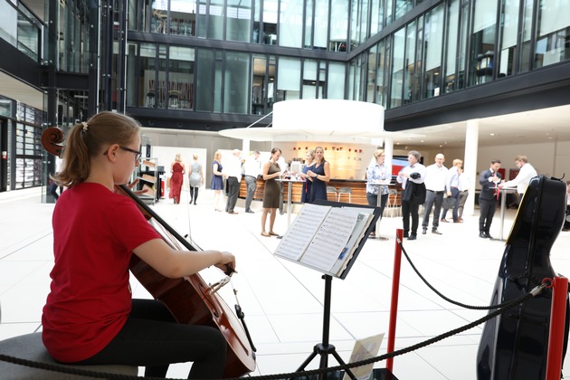 Cello-Konzert in der Mittagspause: Schülerin sammelt bei Santander für Afrika