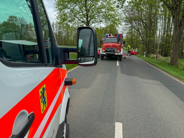 FW Flotwedel: PKW kollidiert frontal mit Baum bei Langlingen - Feuerwehr Langlingen befreit Fahrerin