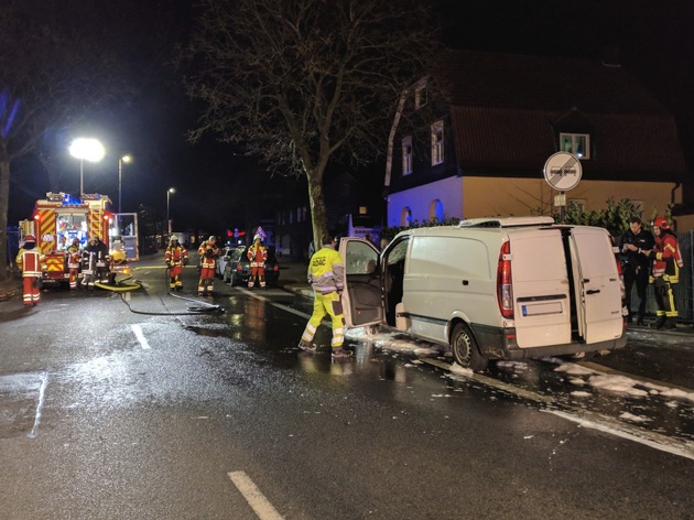 FW-Heiligenhaus: Transporter brannte auf der Velberter Straße (Meldung 27/2017)