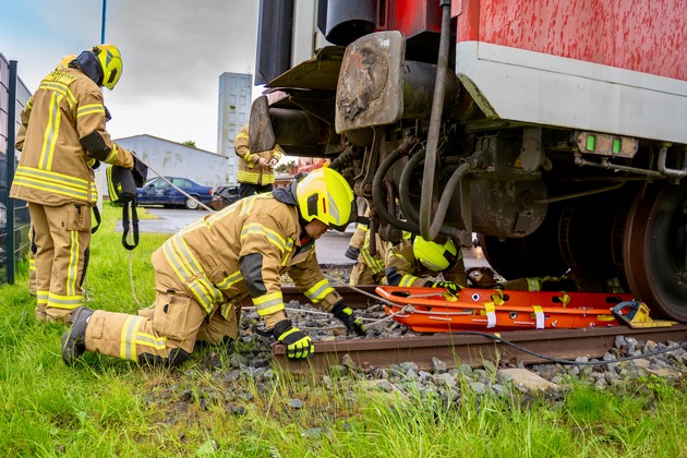 FW-OLL: Gemeinsame &Uuml;bung der Feuerwehren Cloppenburg und Gro&szlig;enkneten - &Uuml;ber&ouml;rtliche Unterst&uuml;tzungseinheit trainiert f&uuml;r Gro&szlig;schadenslagen