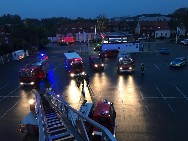 Feuerwehr Weeze: Brand in einer leerstehenden Markthalle