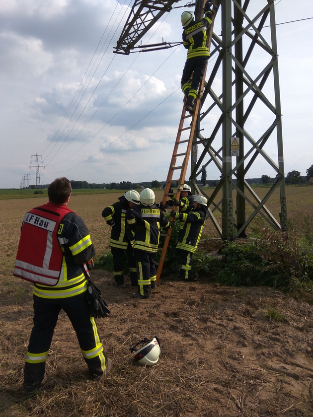 FW-KLE: Hilflose Person auf Strommast