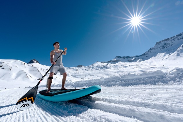 Mit Stand-up-Paddles über die Loipe: Frühlingsskifahren mal anders auf der Engstligenalp