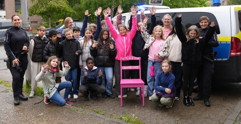 POL-KI: 260520.2 Kiel: Bunte Stühle für starke Kinderrechte - Viertklässler der Toni-Jensen-Grundschule übergeben der Polizeistation Dietrichsdorf einen Kinderrechtestuhl