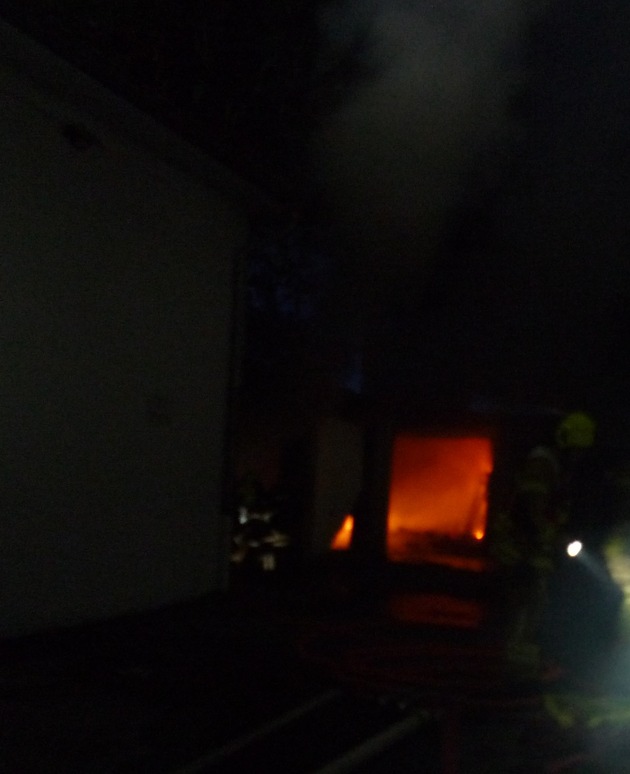 FW Paderborn: Unklare Rauchentwicklung stellte sich als Brand einer Garage heraus