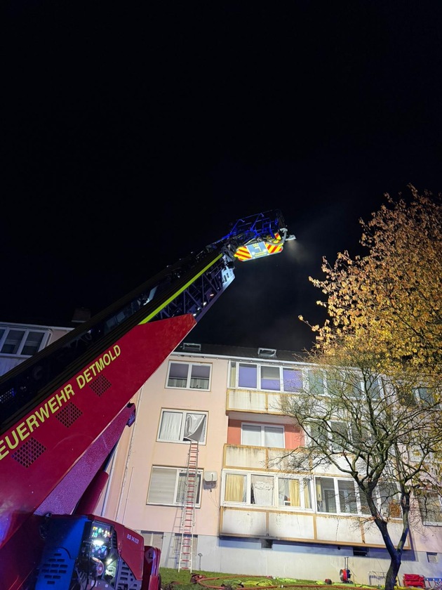 FW-DT: Kellerbrand in Detmold: Mehrere Kinder über Drehleiter gerettet