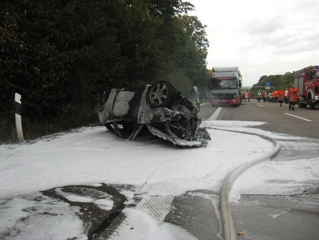 POL-HI: Vollsperrung nach schweren Verkehrsunfall - Insassen von Verkehrsteilnehmern in letzter Sekunde aus brennendem Pkw gerettet, Christoph 44 im Einsatz