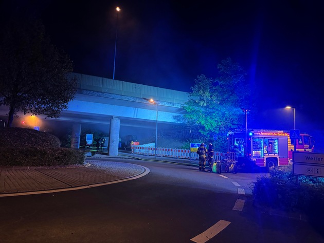 FW-EN: Drei Einsätze an einem Tag - Kleintransporter brannte unter der Brücke der B 54