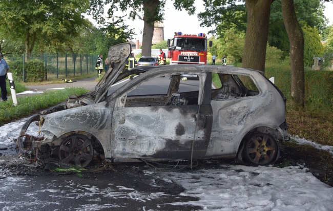 POL-BOR: Isselburg-Werth - Fahrzeug brennt nach Aufprall gegen Baum/18-Jährige leicht verletzt
