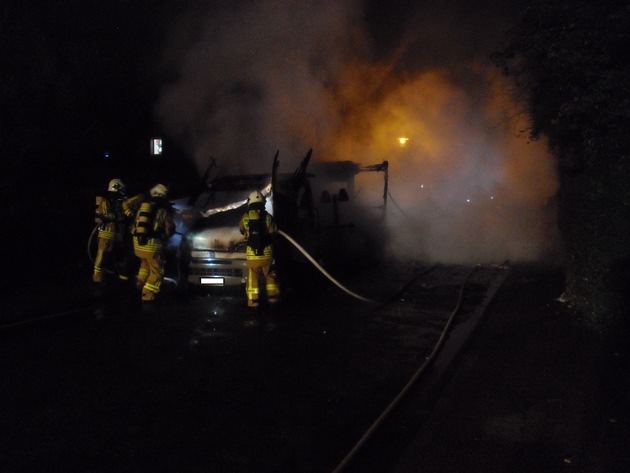 FW-BOT: Bottrop; Brand eines Wohnmobils, 2 Gasflaschen explodiert