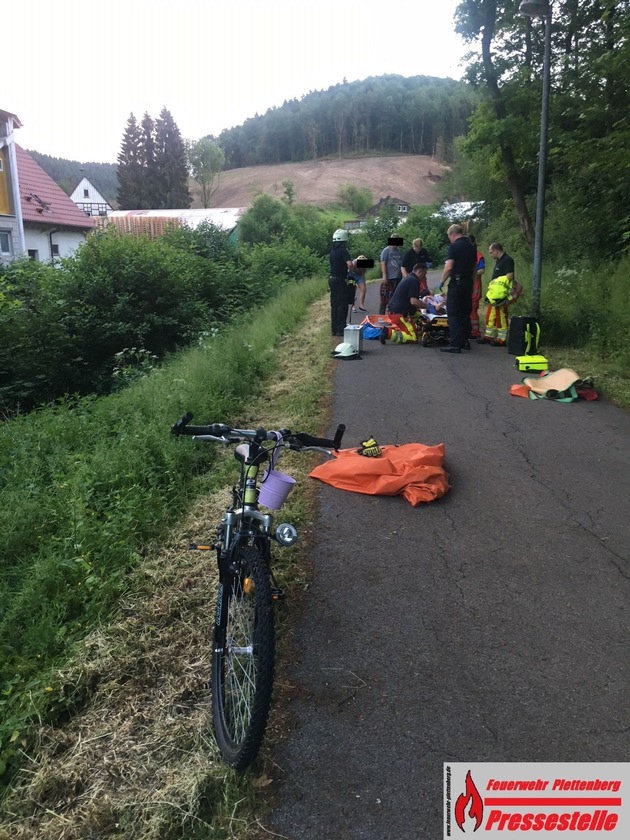 FW-PL: OT-Lettmecke. Kind stürzt mit Fahrrad steile Uferböschung hinab. Feuerwehr rettet Kind mit Spezialtrage und Leitern.