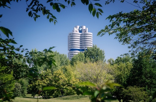 BMW Group: Gebaut, um das Morgen zu gestalten: Das BMW Hochhaus feiert 50. Geburtstag / Spektakuläre Performance der US-amerikanischen Fassadentänzer BANDALOOP