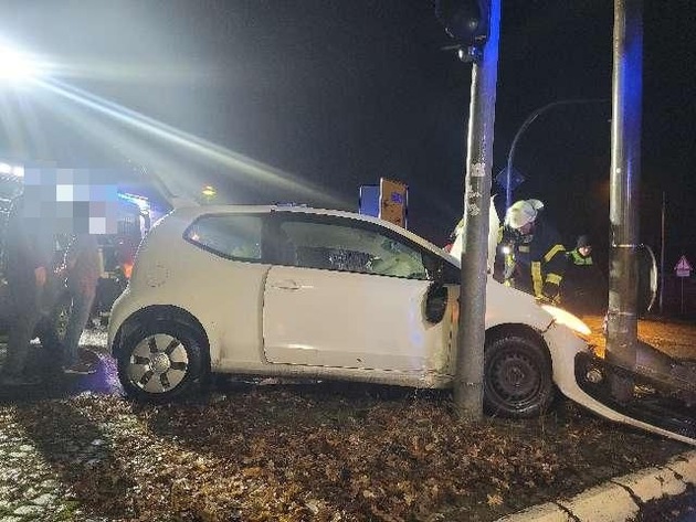 POL-STD: 23-jährige Autofahrerin bei Unfall auf der Bundesstraße 73 in Buxtehude schwer verletzt