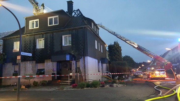 FW-RE: Dachstuhlbrand in voller Ausdehnung - keine Verletzten