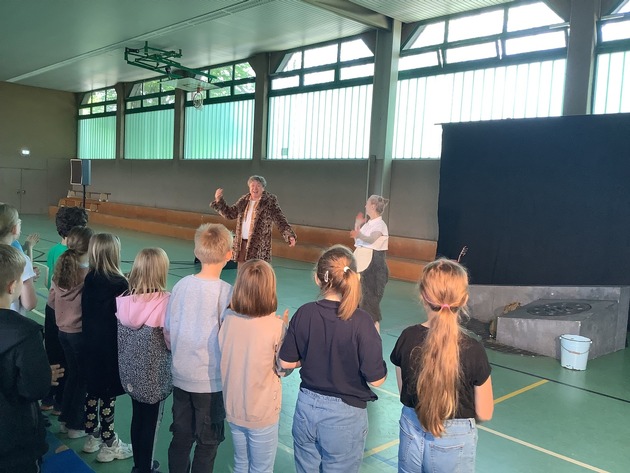 Eichendorffschule empfängt BrilLe-Theater und löst Gewinn vom Provinzial Schülerzeitungswettbewerb ein