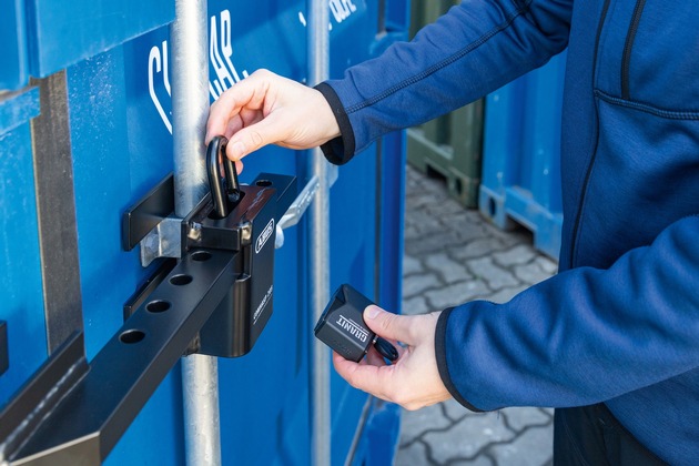 Professionelle Absicherung von Lager- und Überseecontainern ohne Bohren oder Schrauben – das abnehmbare Containerschloss ABUS ConHasp 205