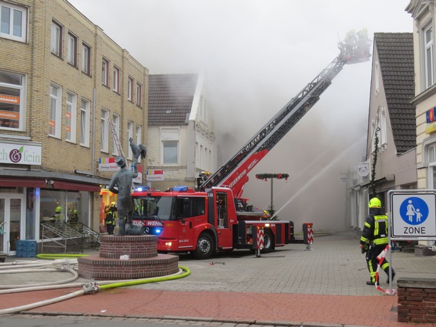 RKiSH: Nachtrag: Feuer ist unter Kontrolle / Nachlöscharbeiten laufen / insgesamt zehn Verletzte