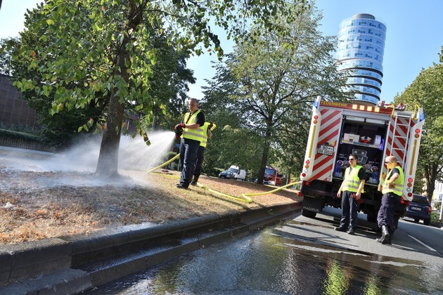 FW-BO: 2,2 Mio. Liter Frischwasser für Teiche und Bäume und mehr als 1.200 Einsatzstunden - Zwischenbilanz der Feuerwehr Bochum nach 2 Wochen Hitzeeinsätze