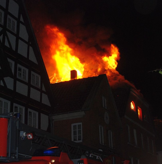 POL-NI: Dachstuhlbrand in Nienburger Altstadt -Bilder im Download-