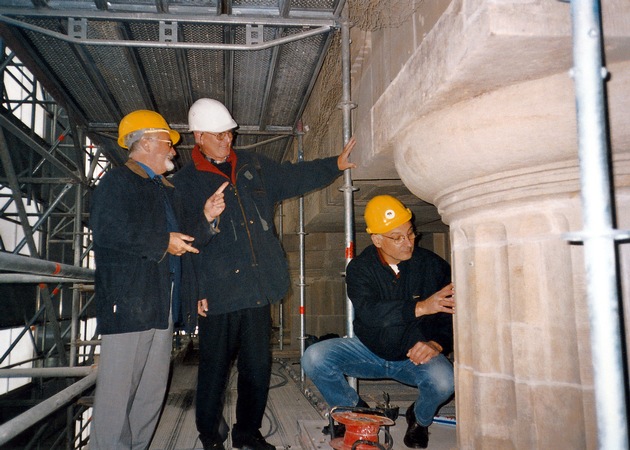 Caparol-Firmengruppe als Sponsor / Brandenburger Tor in der Hand von Restauratoren und Handwerkern