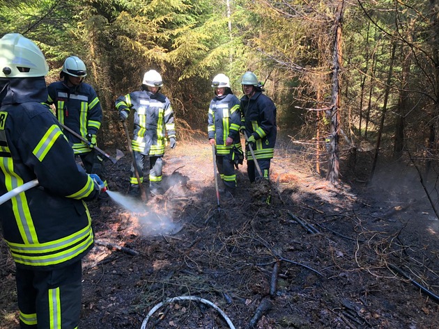 FW-OE: beherztes Eingreifen verhindert größeren Waldbrand