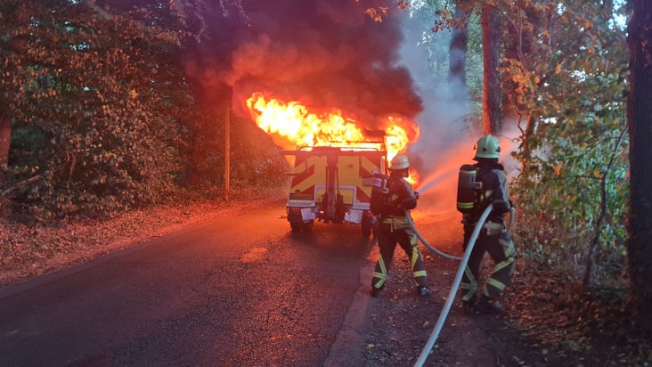 FW Bocholt: Fahrzeugbrand auf der Schloßallee - Feuerwehr Bocholt im Einsatz