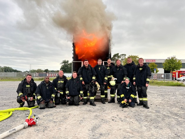 FW-WRN: Realbrandausbildung der Freiwilligen Feuerwehr Werne