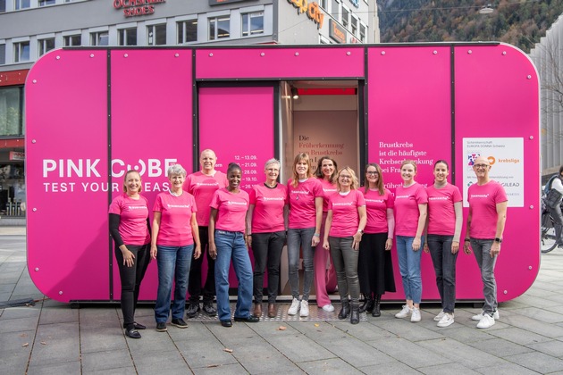 Brustkrebs-Aufklärungsaktion im PINK CUBE auf dem Alexanderplatz in Chur - heute und morgen I FOTOS