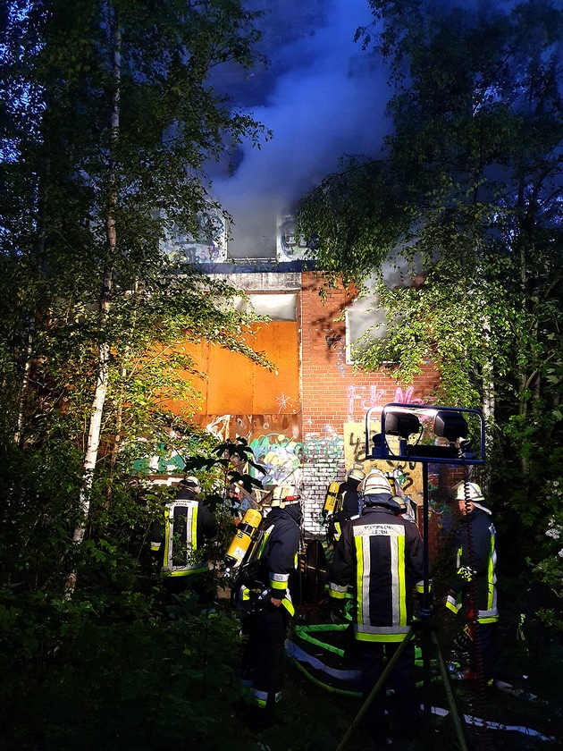 FW-E: Feuer in leerstehendem Gebäude im Gleisdreieck am Rademachers Weg