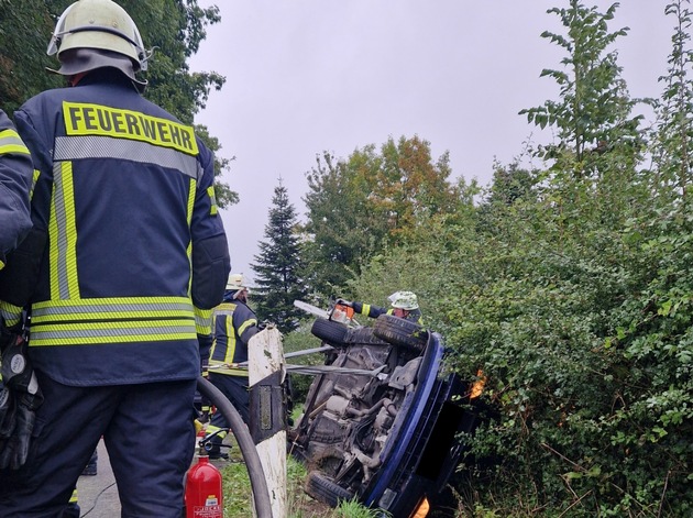 FW Ense: Familie nach Verkehrsunfall in PKW eingeschlossen / Feuerwehr übernimmt technische Rettung