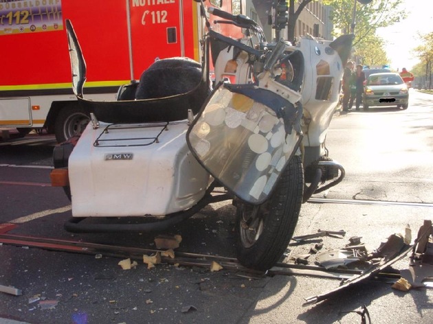 POL-D: Senioren-Pärchen bei Unfall in Friedrichstadt schwer verletzt - Tiefstehende Sonne nahm Unfallverursacher die Sicht - Altes Motorrad-Gespann stark beschädigt