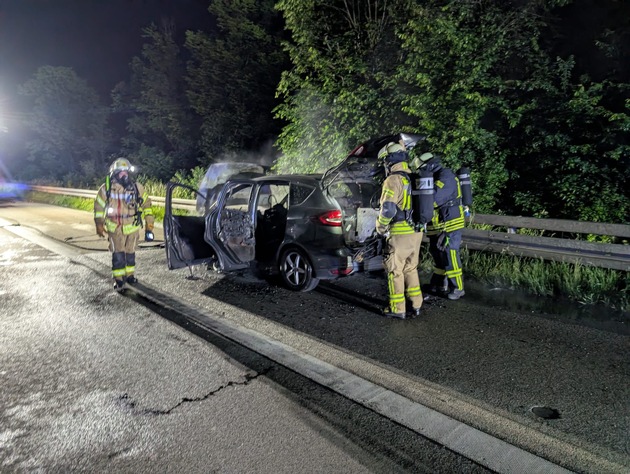 FW Weinheim: Pkw-Brand auf der A5 zwischen Weinheim und Hemsbach. Familie mit zwei Kleinkindern bleibt unverletzt.