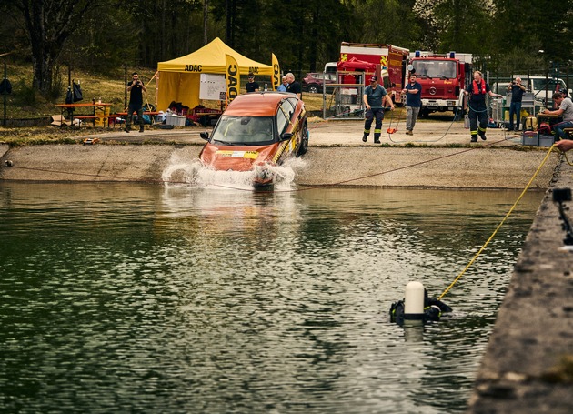 Im Wasser zählt jede Sekunde / ADAC testet in einzigartigem Versuch das Sinkverhalten von Elektroauto und Verbrenner-Pkw / Ausstieg über das Fenster ist die sicherste Lösung