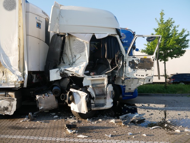 POL-ROW: LKW verunfallt auf Autobahnparkplatz - Zwei Verletzte und hoher Sachschaden