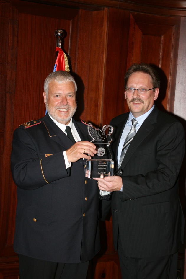 Deutsche Feuerwehren erneut Vertrauenssieger / &quot;Pegasus Award&quot; verliehen / Feuerwehrverband dankt Axel Dechamps