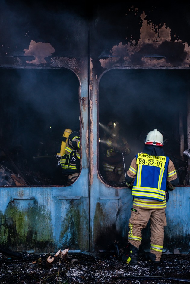 FW-SE: Großfeuer in stillgelegter Lagerhalle