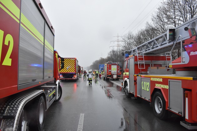 FW-DO: TECHNISCHE HILFELEISTUNG AUF DER AUTOBAHN Verkehrsunfall im Kreuz Dortmund-West