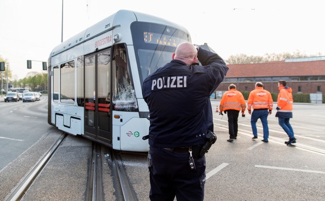 POL-GE: LKW schiebt Straßenbahn aus dem Gleis - erhebliche Verkehrsbehinderungen in Gelsenkirchen-Horst