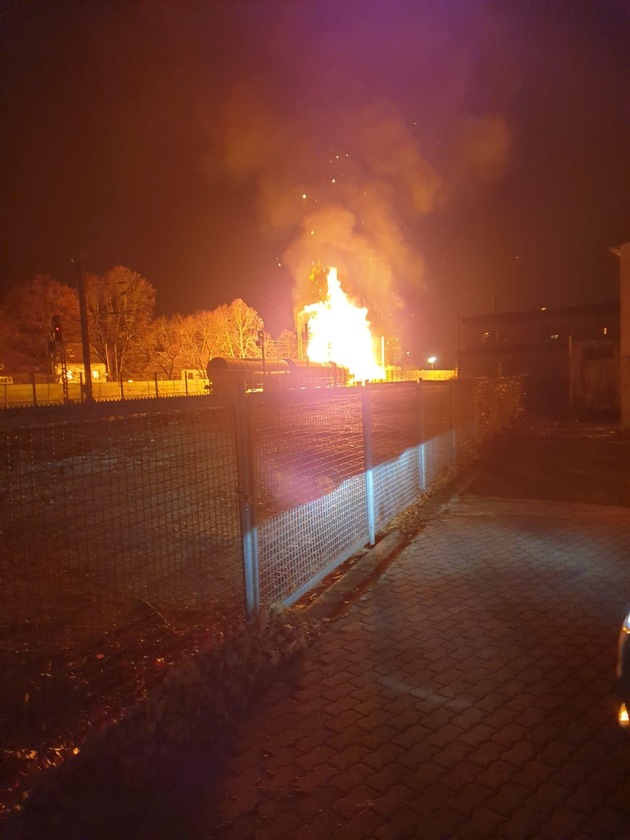 BPOL-TR: Brennender Güterzug stoppt im Bahnhof Unkel