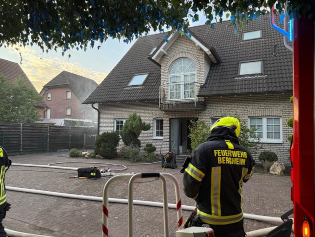 FW Bergheim: Kellerbrand am Dornröschenweg - Akkubrand sorgt für starke Rauchentwicklung
