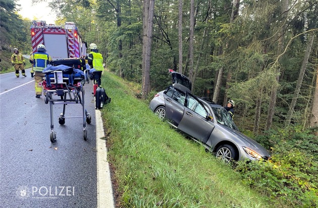 POL-PPWP: Pkw prallt gegen Baum