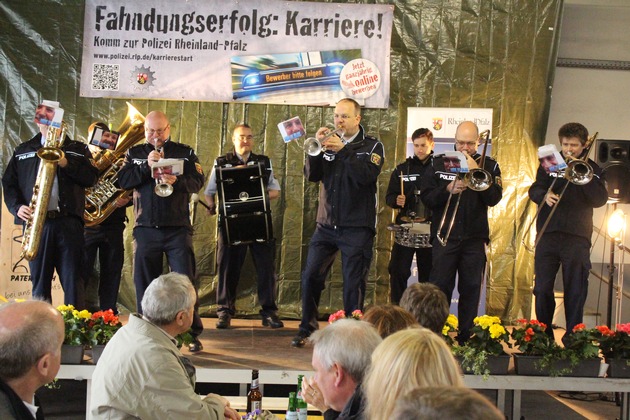 POL-PDKL: Über Tisch und Bänke
Musikalischer Leckerbissen in der Bauhofhalle Patersbach