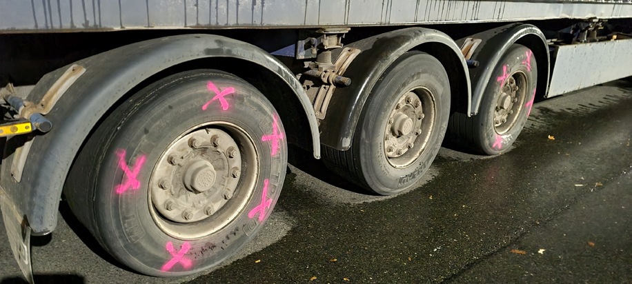 POL-H: Bundesautobahn (BAB) 2: Polizei zieht Lkw mit abgefahrenen Reifen und Sattelauflieger ohne Zulassung aus dem Verkehr