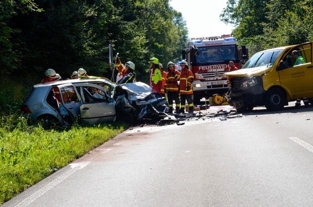 KFV-CW: Frontalkollision zweier Fahrzeuge auf der Neubulacher Steige L348. Beide Fahrerinnen schwer verletzt.