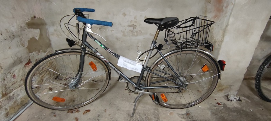 POL-NI: Stadthagen: Polizei sucht Eigentümer zweier Fahrräder