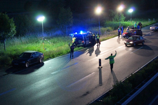 POL-CUX: +++ Verdacht des Räuberischen Angriffs auf Taxifahrer +++ Unerlaubtes Entfernen vom Unfallort mit Wohnmobil +++ Großkontrolle von Zoll und Polizei auf der B 437 +++